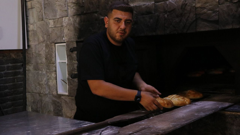 Fırında çalışan işçilere patron kıyağı... 2 tonluk buzlu varilde serinlediler, ortaya bu manzaralar çıktı - Resim: 2