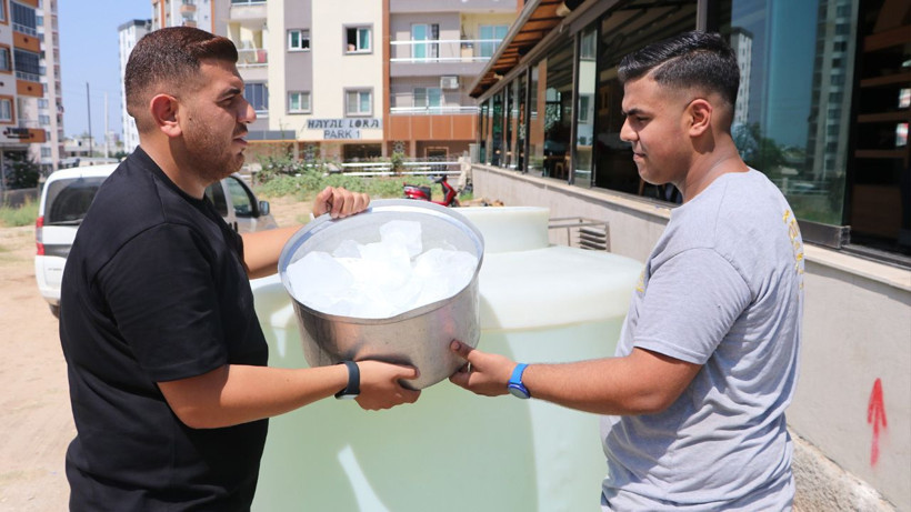 Fırında çalışan işçilere patron kıyağı... 2 tonluk buzlu varilde serinlediler, ortaya bu manzaralar çıktı - Resim: 4