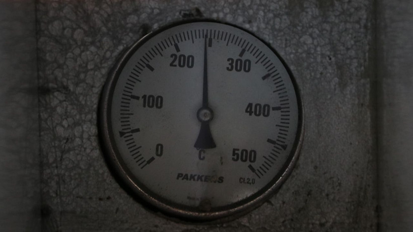 Fırında çalışan işçilere patron kıyağı... 2 tonluk buzlu varilde serinlediler, ortaya bu manzaralar çıktı - Resim: 3