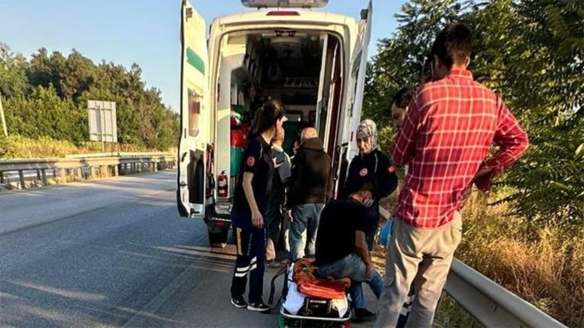 Yanmaktan son anda kurtuldular! Şarampole yuvarlanan minibüs alev aldı - Resim: 1