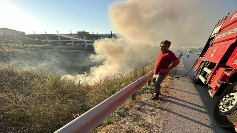 Yanmaktan son anda kurtuldular! Şarampole yuvarlanan minibüs alev aldı - Resim: 2