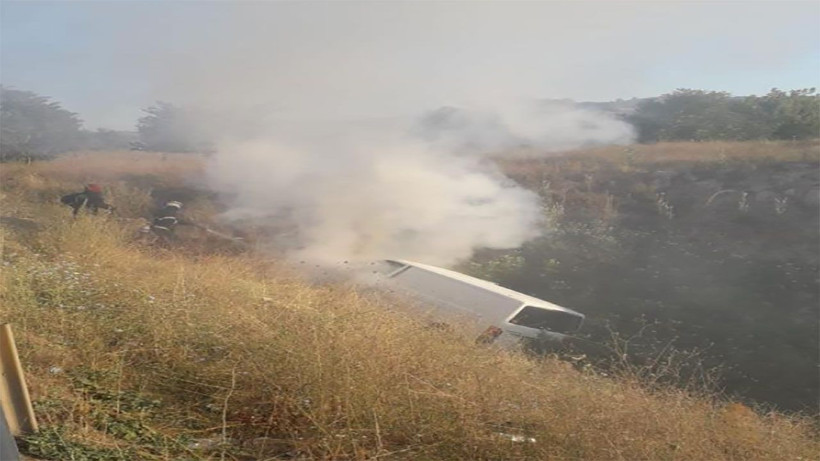 Yanmaktan son anda kurtuldular! Şarampole yuvarlanan minibüs alev aldı - Resim: 3