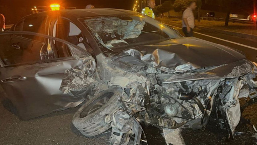 Elazığ'da korkunç kaza! Kazada tekerleği kopan araç şarampole yuvarlandı - Resim: 1