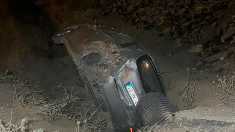 Elazığ'da korkunç kaza! Kazada tekerleği kopan araç şarampole yuvarlandı - Resim: 2