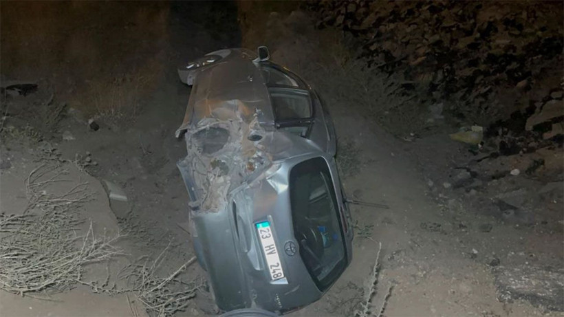 Elazığ'da korkunç kaza! Kazada tekerleği kopan araç şarampole yuvarlandı - Resim: 3