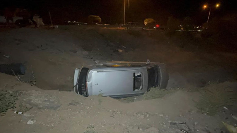 Elazığ'da korkunç kaza! Kazada tekerleği kopan araç şarampole yuvarlandı - Resim: 4