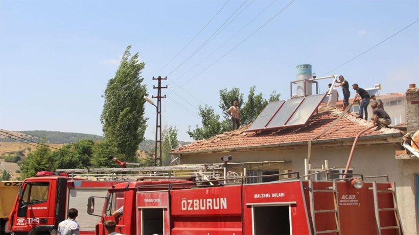 Ekmek yapan kadınların tandır ateşi faciaya yol açtı! Sıçrayan alevler iki ev ve samanlığı yaktı - Resim: 1