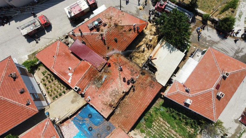 Ekmek yapan kadınların tandır ateşi faciaya yol açtı! Sıçrayan alevler iki ev ve samanlığı yaktı - Resim: 4