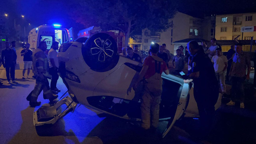 Trafikte makas atma sevdası faciaya dönüştü! 3 otomobil birbirine girdi, takla attı: 5 kişi yaralandı - Resim: 1