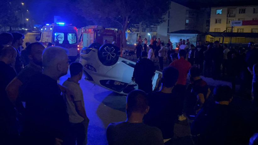 Trafikte makas atma sevdası faciaya dönüştü! 3 otomobil birbirine girdi, takla attı: 5 kişi yaralandı - Resim: 4