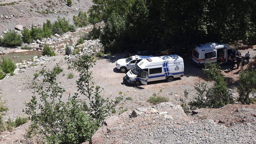 Kamyonet metrelerce yükseklikten Göksü Nehrine uçtu! 1 kişi öldü, 1 kişi yaralandı - Resim: 1