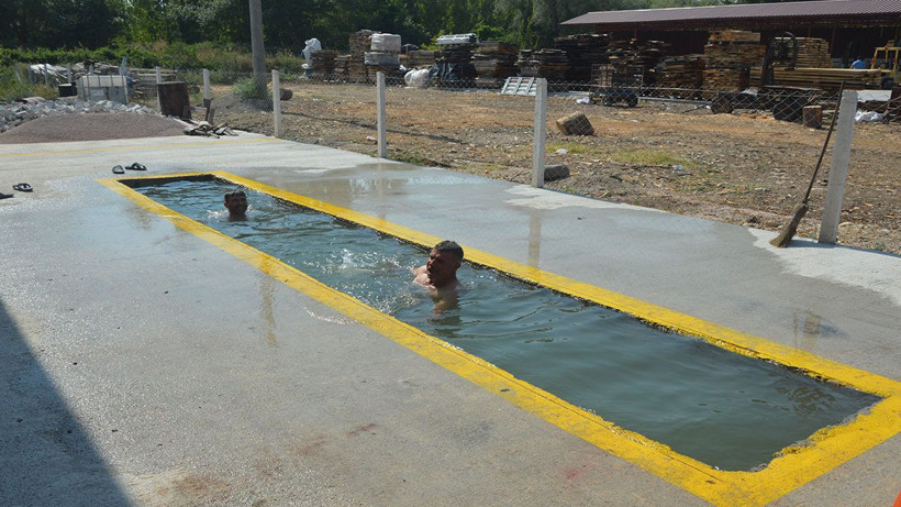 Sıcak havalar sanayi esnafını çıldırttı! Tamir kanalını havuza çevirdiler - Resim: 1