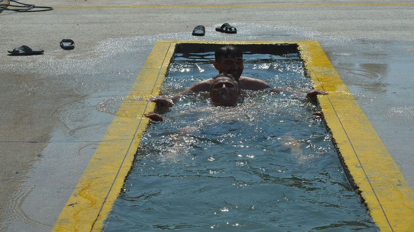 Sıcak havalar sanayi esnafını çıldırttı! Tamir kanalını havuza çevirdiler - Resim: 2