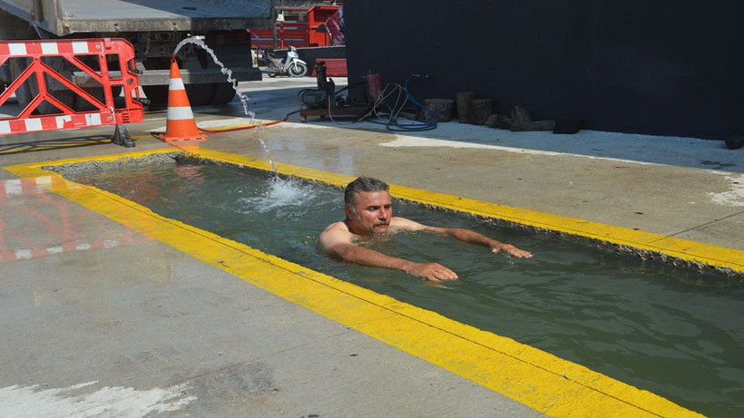 Sıcak havalar sanayi esnafını çıldırttı! Tamir kanalını havuza çevirdiler - Resim: 3