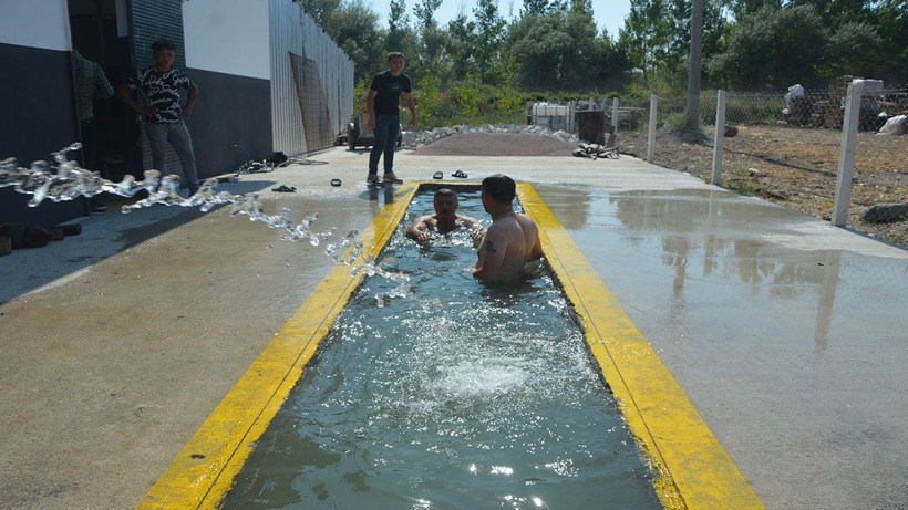 Sıcak havalar sanayi esnafını çıldırttı! Tamir kanalını havuza çevirdiler - Resim: 4