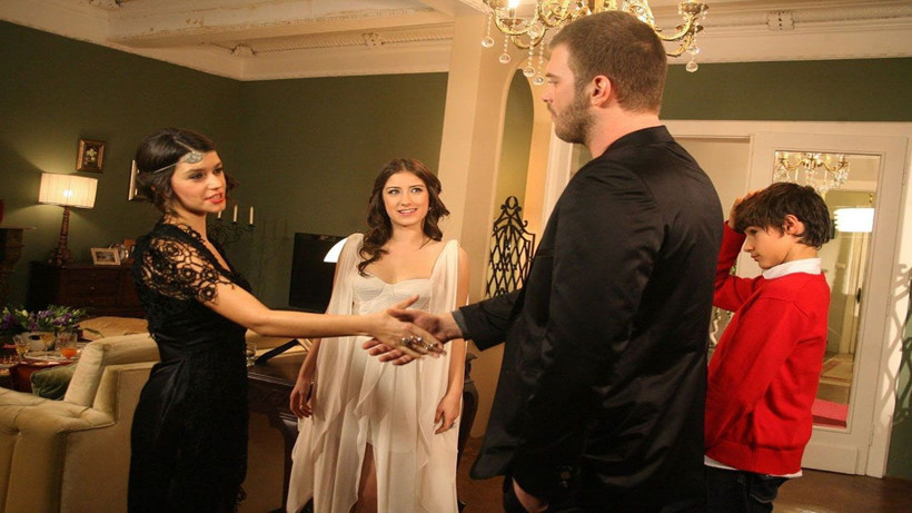 Aşk-ı Memnu setinin saklanmış fotoğrafı yıllar sonra ortaya çıktı! Kıvanç Tatlıtuğ ve Beren Saat'in o halleri dikkat çekti - Resim: 4