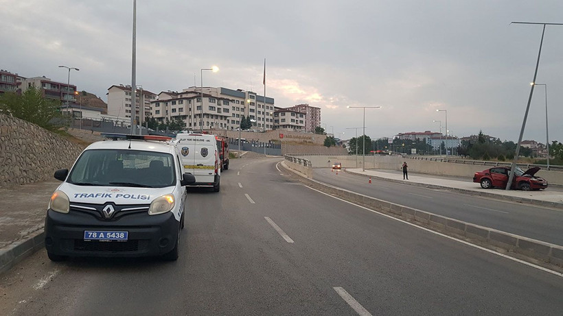 Emanet aldığı araba sonu oldu! Aydınlatma direğine çarptı araç hurdaya döndü - Resim: 2