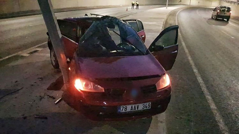 Emanet aldığı araba sonu oldu! Aydınlatma direğine çarptı araç hurdaya döndü - Resim: 4