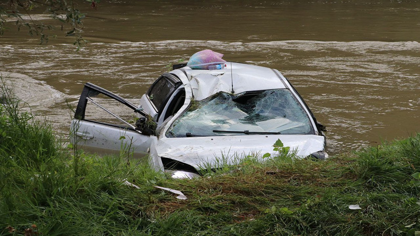 Seyir halindeki otomobil Yeşilırmak’a uçtu! Araçtaki beş kişi yaralandı - Resim: 1