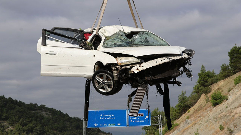 Seyir halindeki otomobil Yeşilırmak’a uçtu! Araçtaki beş kişi yaralandı - Resim: 4