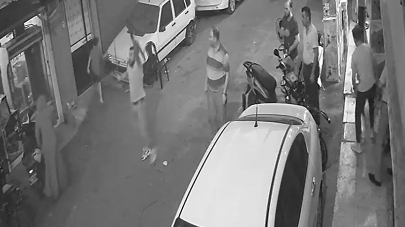 Yabancı uyruklular cadde ortasında dehşet saçtı! Döner bıçağıyla yoldan geçen çocuğa saldırılar - Resim: 2