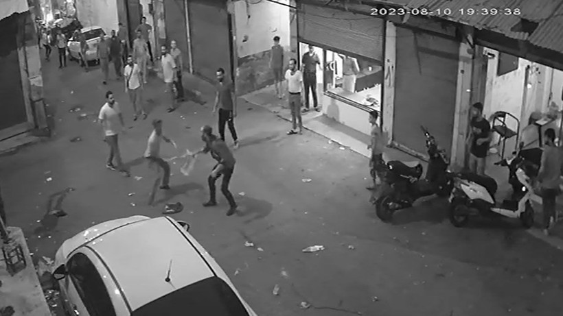 Yabancı uyruklular cadde ortasında dehşet saçtı! Döner bıçağıyla yoldan geçen çocuğa saldırılar - Resim: 3