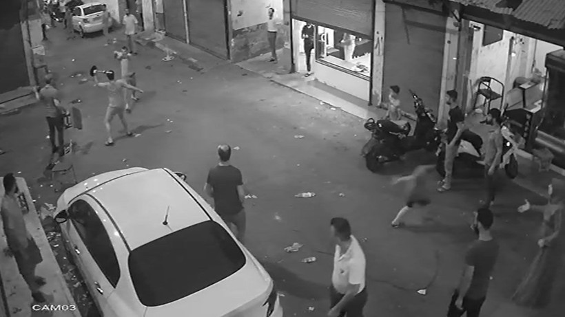 Yabancı uyruklular cadde ortasında dehşet saçtı! Döner bıçağıyla yoldan geçen çocuğa saldırılar - Resim: 4