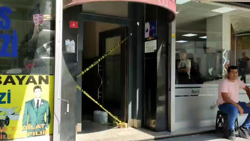 Sultangazi'de kadın cinayeti! Sevgilisini 15 yerinden bıçaklayıp intihar girişiminde bulundu - Resim: 1