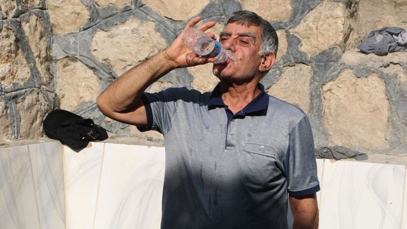 O hastalıklara ilaç gibi geliyor deniyor! Binlerce vatandaş 'Şifalı' olduğu söylenen su için şehre akın ediyor - Resim: 3