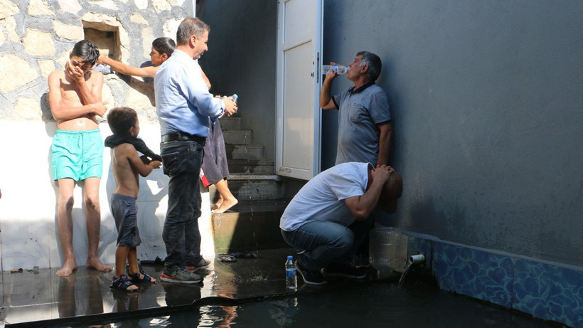 O hastalıklara ilaç gibi geliyor deniyor! Binlerce vatandaş 'Şifalı' olduğu söylenen su için şehre akın ediyor - Resim: 1