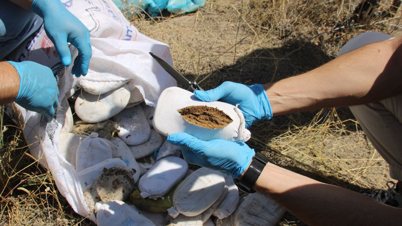 Polisten kaçan otomobil takla attı, ele geçirilenlere bakın! 25 milyon TL değerinde - Resim: 3