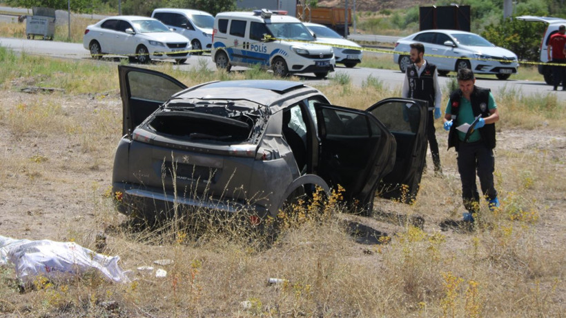 Polisten kaçan otomobil takla attı, ele geçirilenlere bakın! 25 milyon TL değerinde - Resim: 1