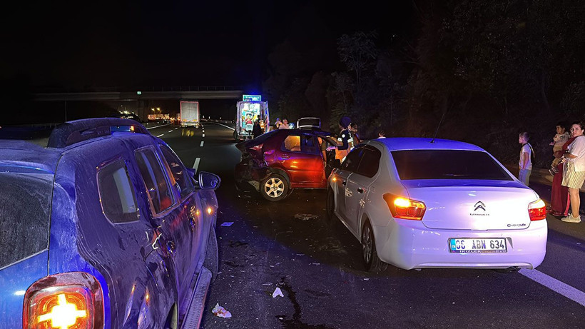 Düzce'de korkunç kaza! 4 araç birbirine girdi: 6 yaralı - Resim: 2
