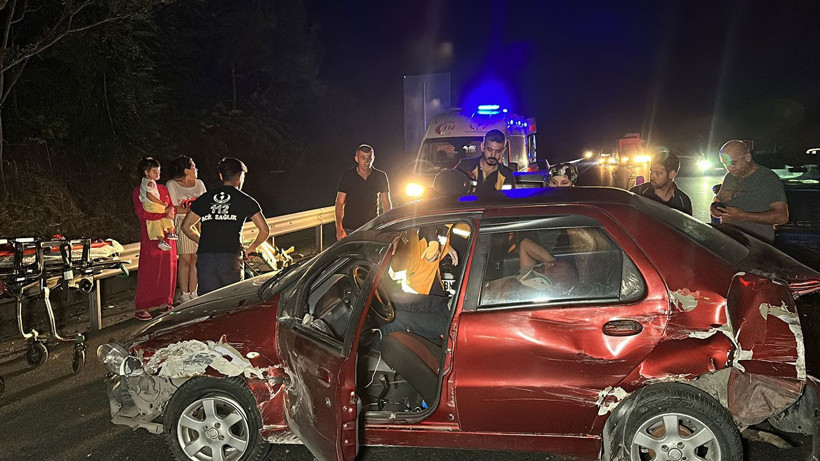 Düzce'de korkunç kaza! 4 araç birbirine girdi: 6 yaralı - Resim: 4