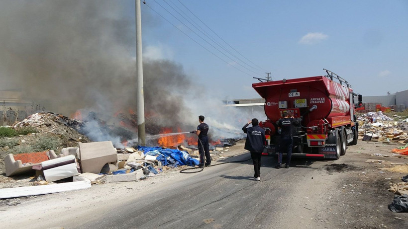 Hurdalıkta çıkan yangın korku dolu anlar yaşattı! Alevler aydınlatma direklerini eritti - Resim: 1