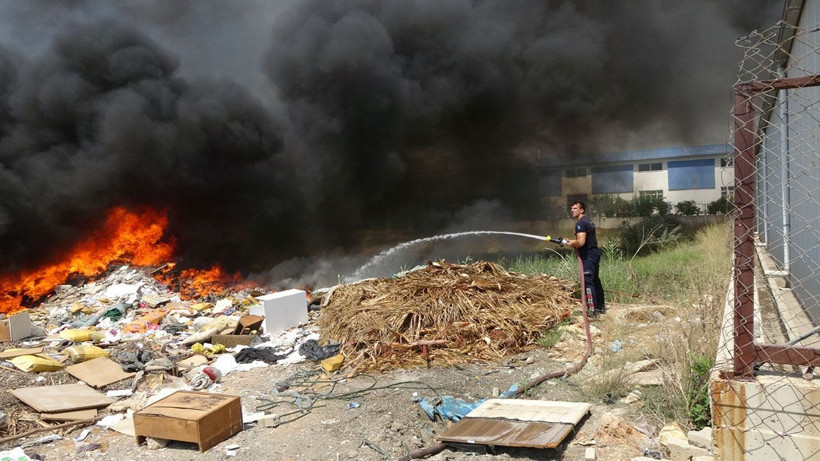 Hurdalıkta çıkan yangın korku dolu anlar yaşattı! Alevler aydınlatma direklerini eritti - Resim: 3