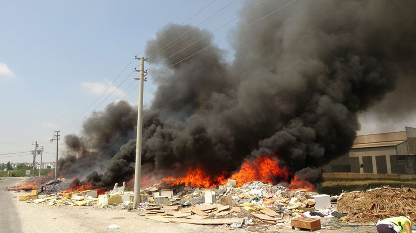 Hurdalıkta çıkan yangın korku dolu anlar yaşattı! Alevler aydınlatma direklerini eritti - Resim: 4
