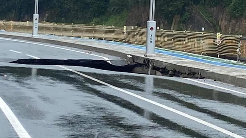 Rize'de heyelan felaketi! Karayolu çöktü, evler yıkılma noktasına geldi: Pencereyi açınca gördüm ki... - Resim: 4