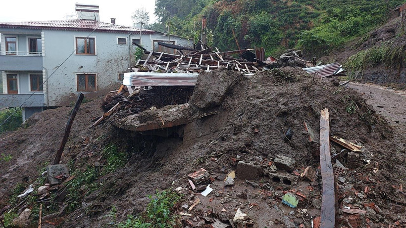 Rize'de heyelan felaketi! Karayolu çöktü, evler yıkılma noktasına geldi: Pencereyi açınca gördüm ki... - Resim: 1