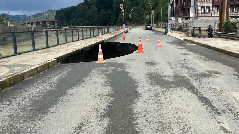 Rize'de heyelan felaketi! Karayolu çöktü, evler yıkılma noktasına geldi: Pencereyi açınca gördüm ki... - Resim: 3