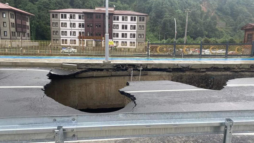 Rize'de heyelan felaketi! Karayolu çöktü, evler yıkılma noktasına geldi: Pencereyi açınca gördüm ki... - Resim: 2