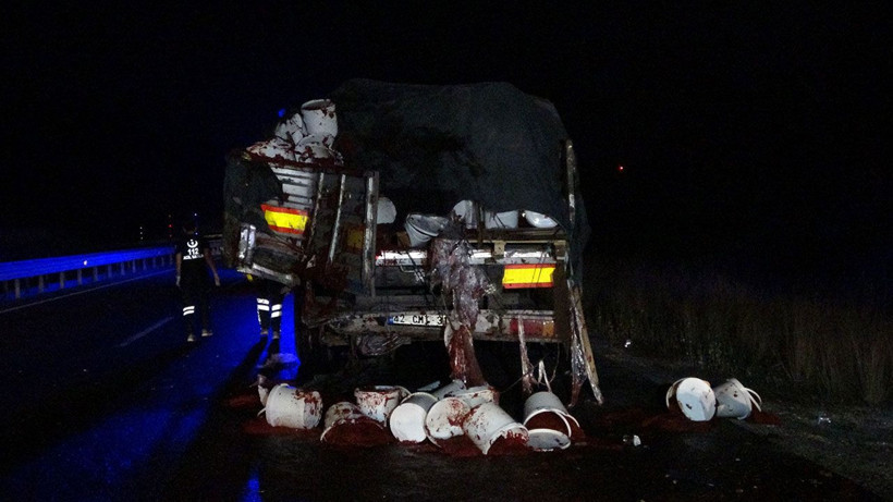Uşak'ta kontrolden çıkan yolcu otobüsü tıra arkadan çarptı! 1’i ağır 15 kişi yaralandı - Resim: 1