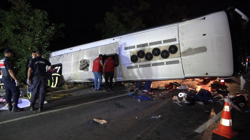 Denizli'de facia! Bariyeri aşan TIR, karşı şeritte otobüsü çarptı 6 kişi öldü 43 kişi yaralandı - Resim: 3