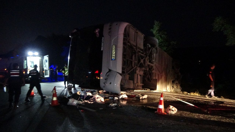 Denizli'de facia! Bariyeri aşan TIR, karşı şeritte otobüsü çarptı 6 kişi öldü 43 kişi yaralandı - Resim: 1
