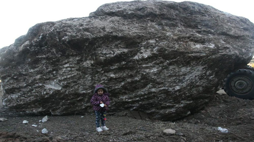 Bu köyün üzerine 7 yıldır taş yağıyor! Geceleri bile uyuyamayan vatandaşlar 'can güvenliğimiz yok' diyor - Resim: 1