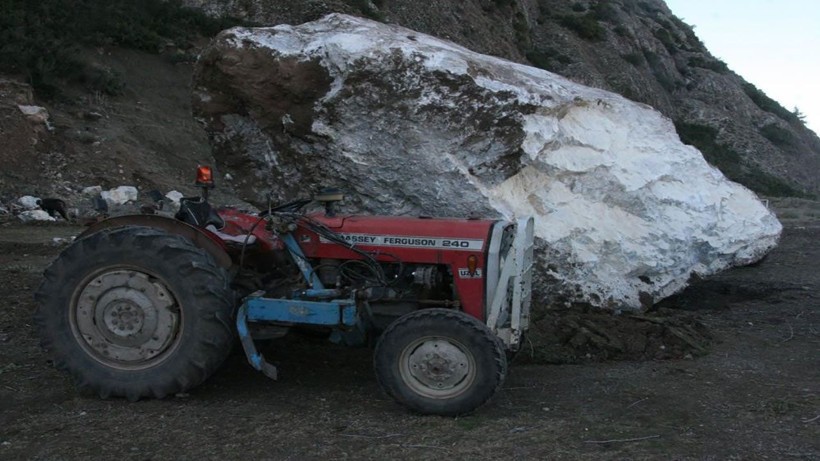 Bu köyün üzerine 7 yıldır taş yağıyor! Geceleri bile uyuyamayan vatandaşlar 'can güvenliğimiz yok' diyor - Resim: 2