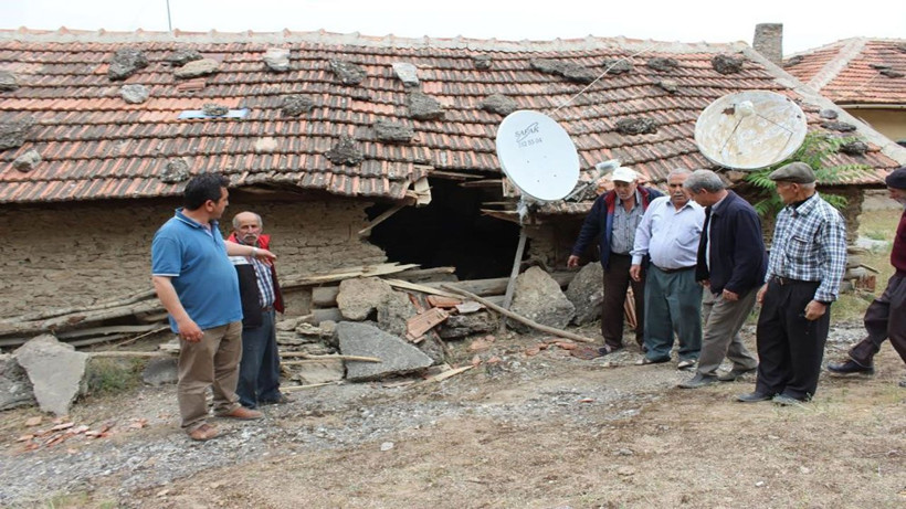Bu köyün üzerine 7 yıldır taş yağıyor! Geceleri bile uyuyamayan vatandaşlar 'can güvenliğimiz yok' diyor - Resim: 3