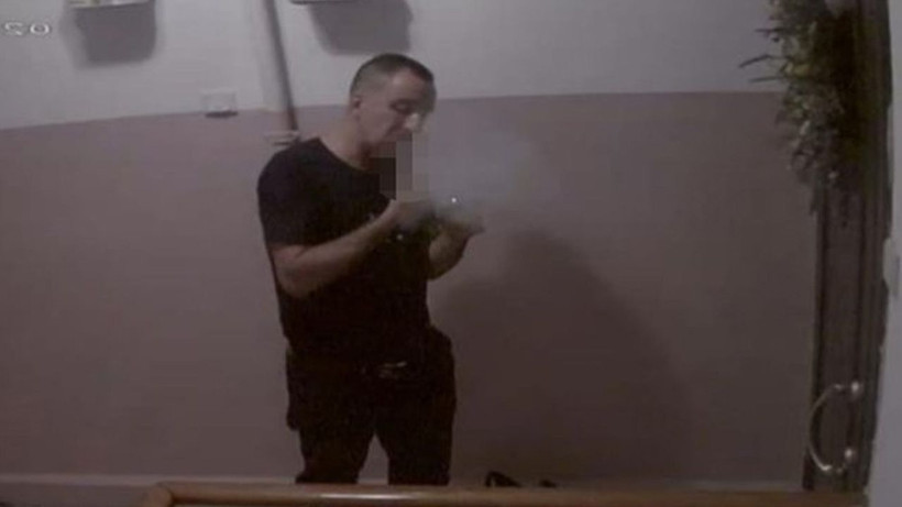 Apartmanda şoke eden görüntü! Kurye kılığında gelip uyuşturucu kullandı, pantolonunu indirdi... - Resim: 1