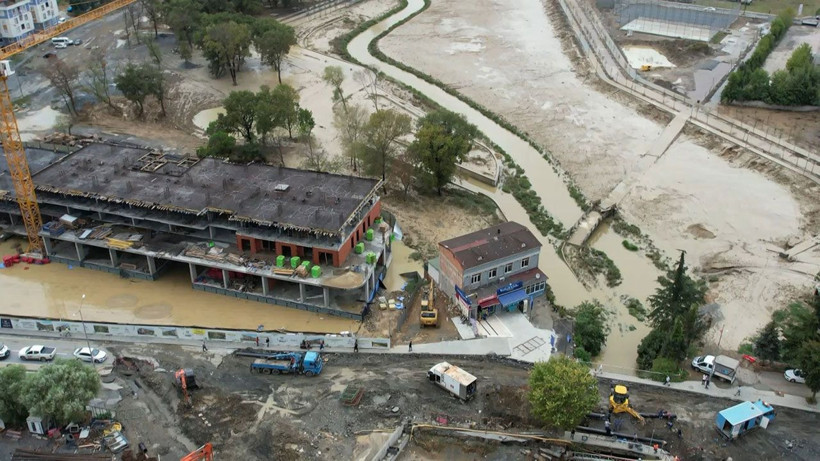 Selin vurduğu Arnavutköy'de su basan sera ve şantiye alanları havadan görüntülendi! - Resim: 1