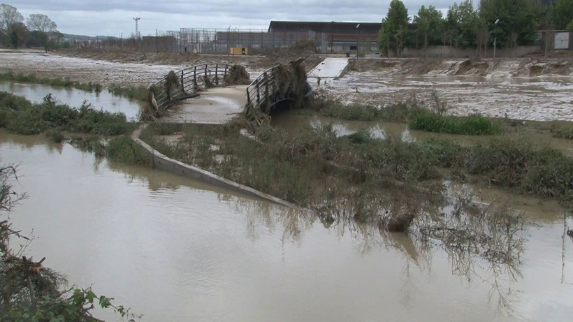 Selin vurduğu Arnavutköy'de su basan sera ve şantiye alanları havadan görüntülendi! - Resim: 4